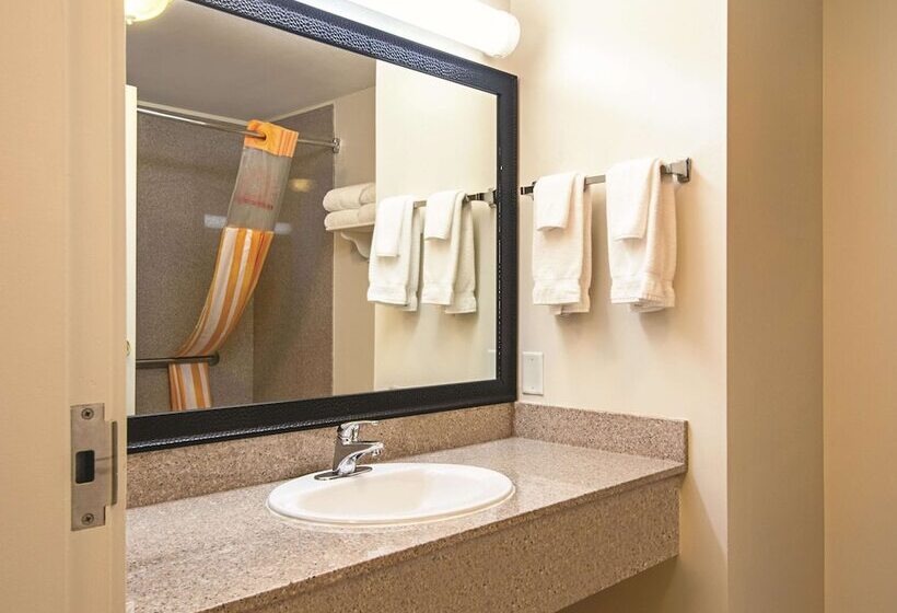 اتاق استاندارد با تخت دوبل برای معلولان, La Quinta Inn By Wyndham Vancouver Airport