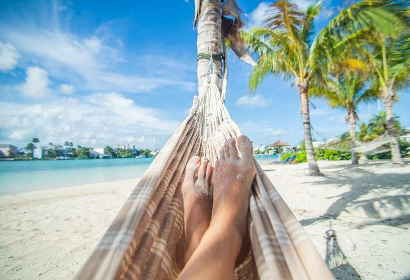 سوییت, Sandyport Beach Resort