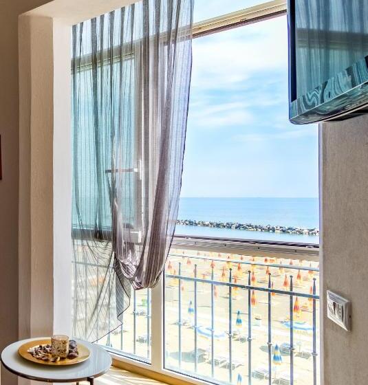 غرفة عائلية مطلّة علي البحر, Estate