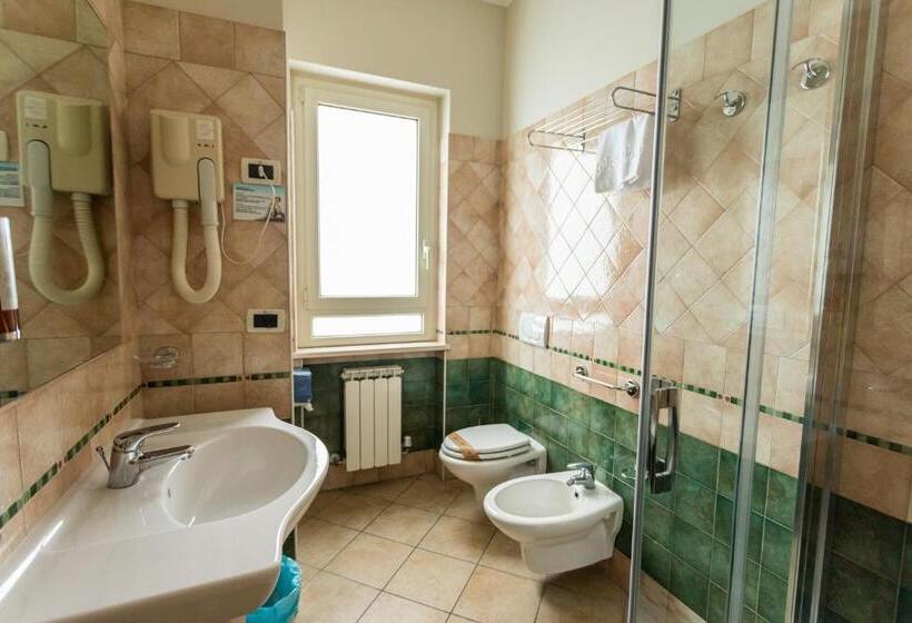 اتاق استاندارد چهارنفره با بالکن, Prestige