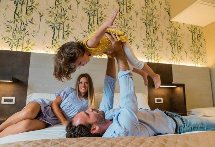 اتاق استاندارد سه تخته با بالکن, Prestige