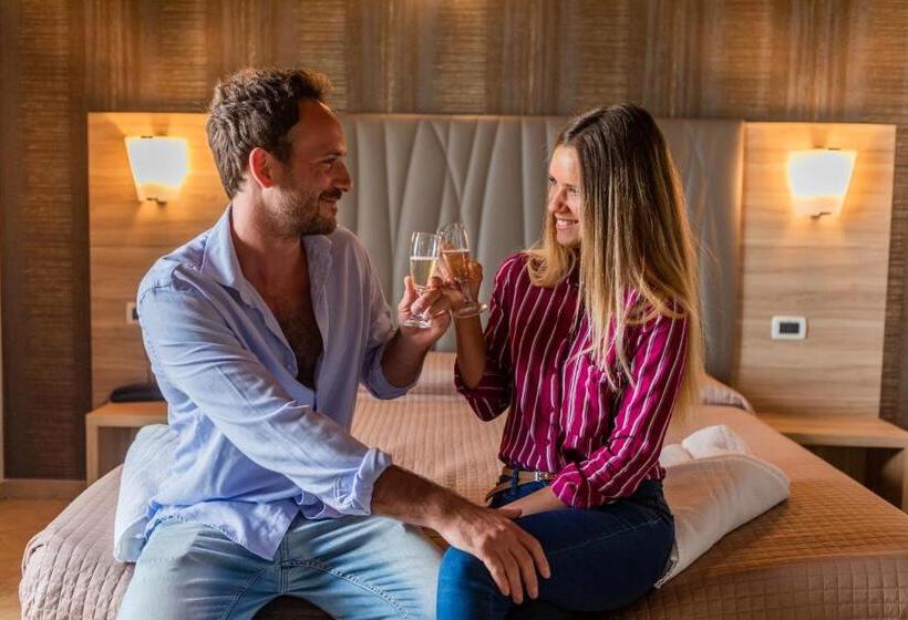 اتاق لوکس با بالکن و چشم‌انداز دریا, Prestige