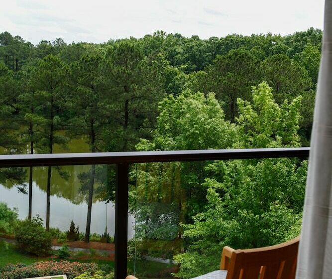 اتاق استاندارد با چشم‌انداز دریاچه, The Umstead Hotel And Spa