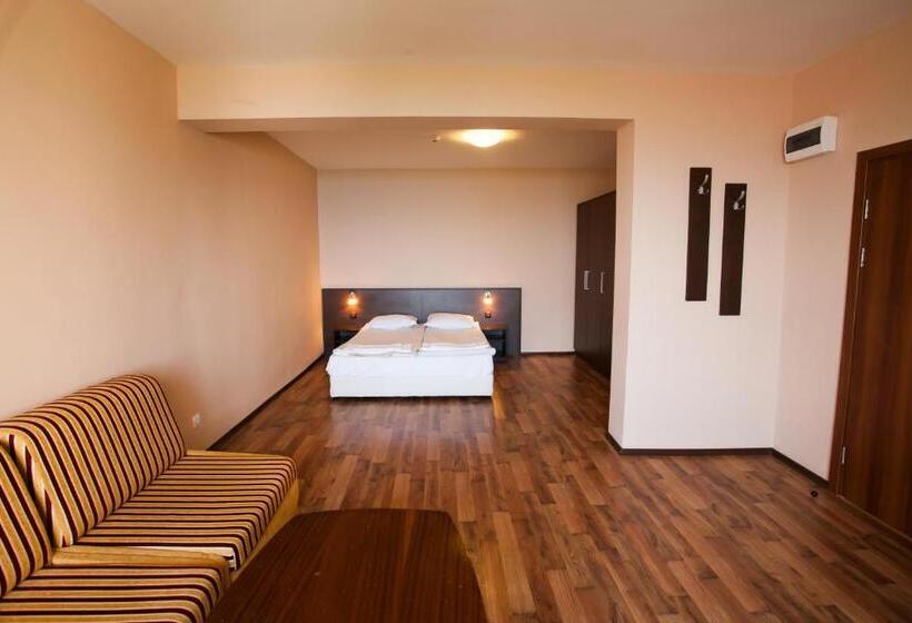 オーシャンビュースイート, Bisser Hotel   Free Parking   Free Pool Access