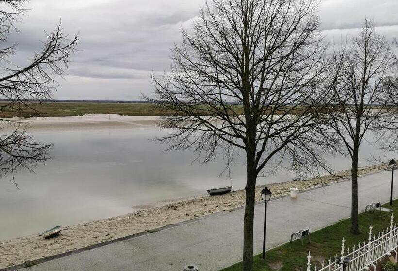 Трехместный Номер Deluxe Вид на Море, Logis Hôtel  Restaurant Le Relais Guillaume De Normandy