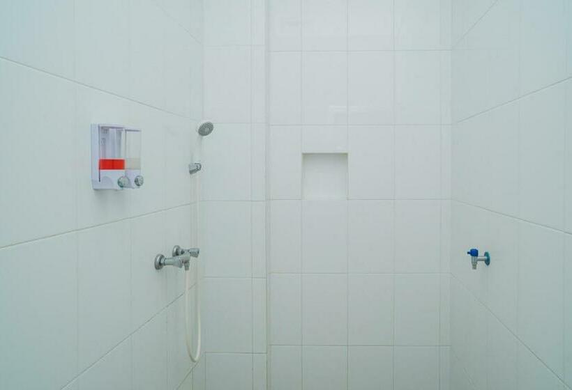 اتاق لوکس, Urbanview Hotel Bubusini Batu By Reddoorz