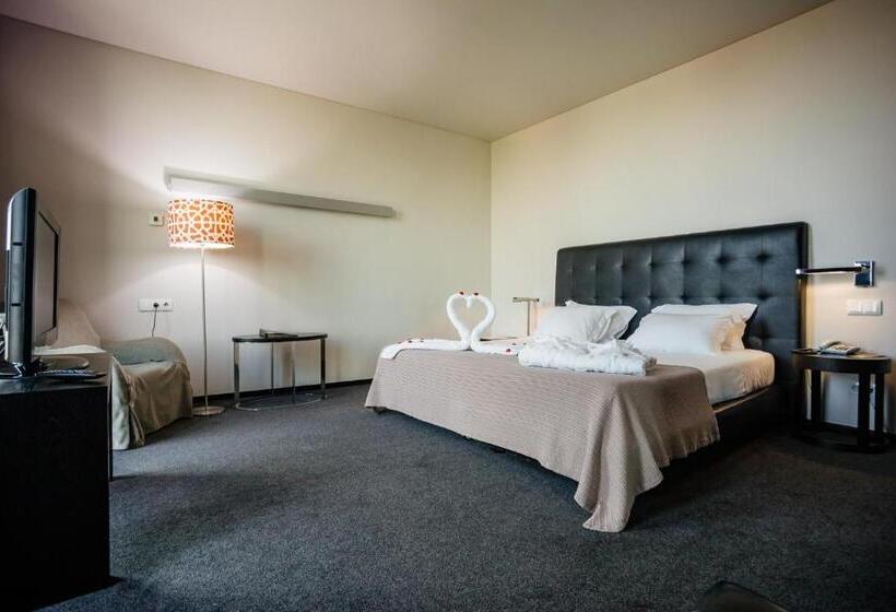 سوییت با چشم‌انداز کوه, Axis Viana Business & Spa