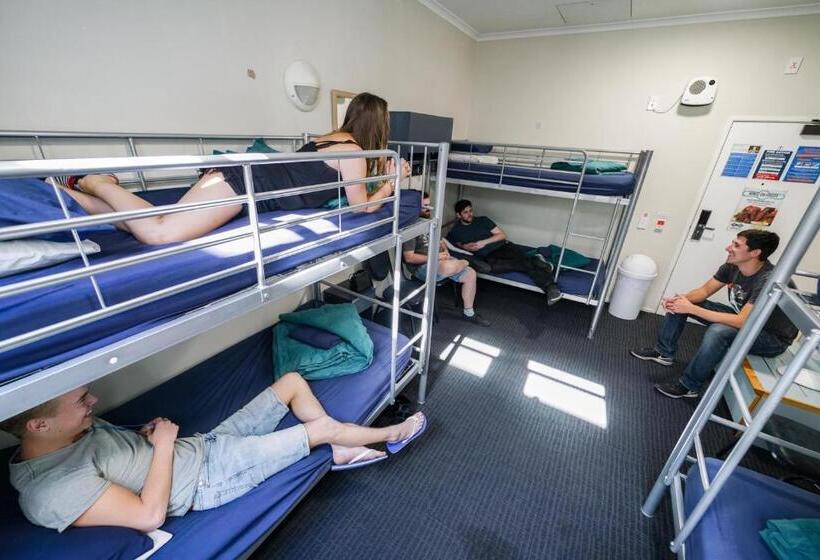 Кровать в Многоместном Номере с Общей Ванной, Nomads Capital Backpackers  Wellington