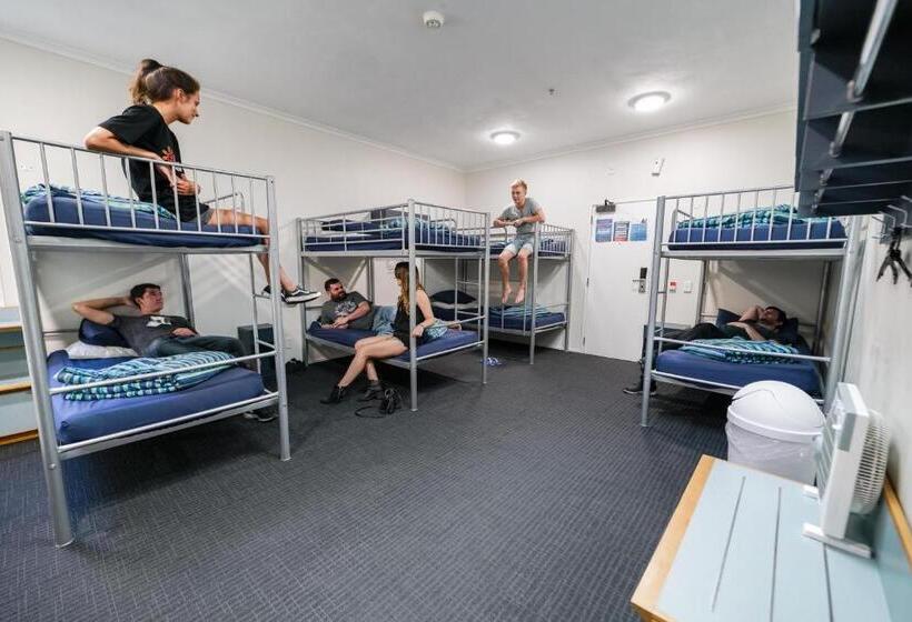 Кровать в Многоместном Номере с Общей Ванной, Nomads Capital Backpackers  Wellington
