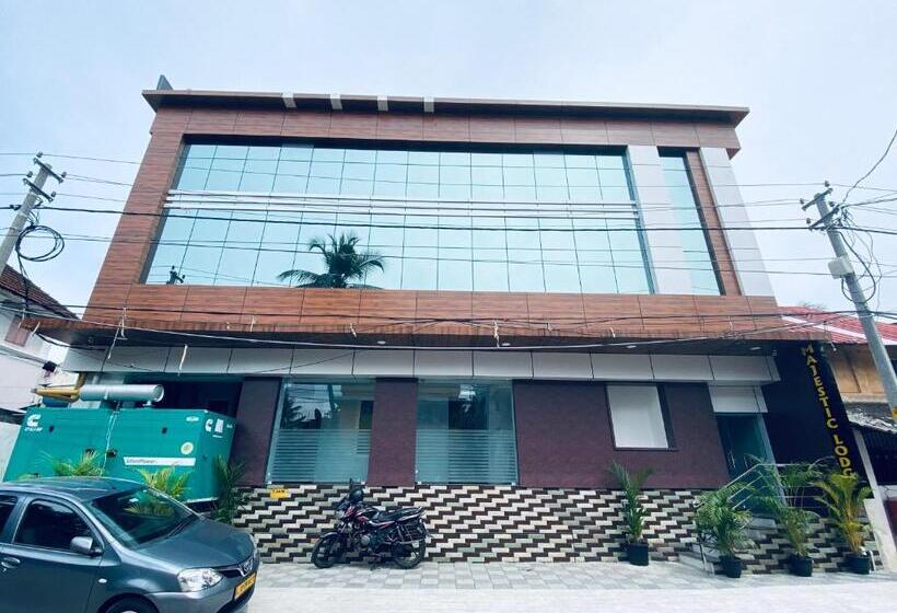 اتاق لوکس خانوادگی, Majestic Inn