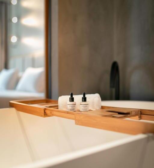 سوییت جونیور, Only You Hotel Málaga