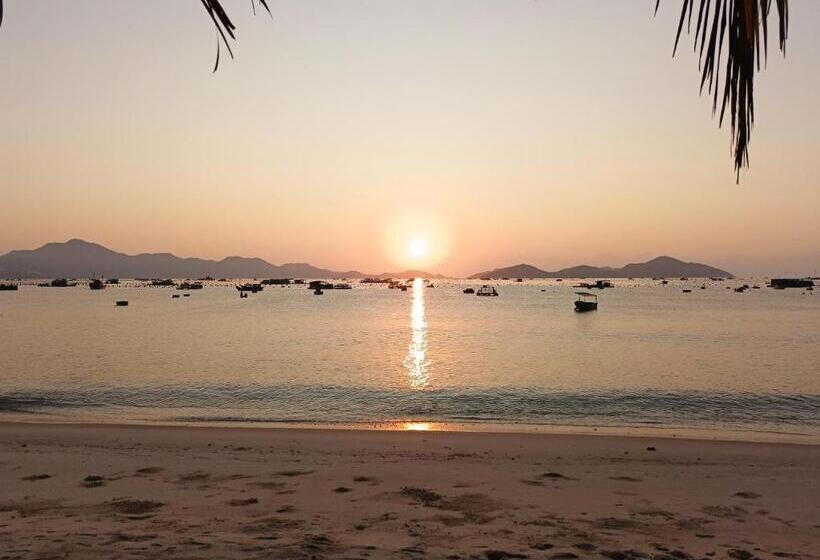 اتاق لوکس با بالکن و چشم‌انداز دریا, The Sunrise Anh Tu
