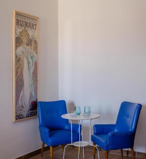 اتاق لوکس با چشم‌انداز دریا, Naro Suites And Rooms