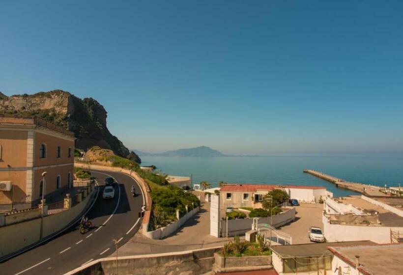 سوییت جونیور با چشم‌انداز دریا, Naro Suites And Rooms