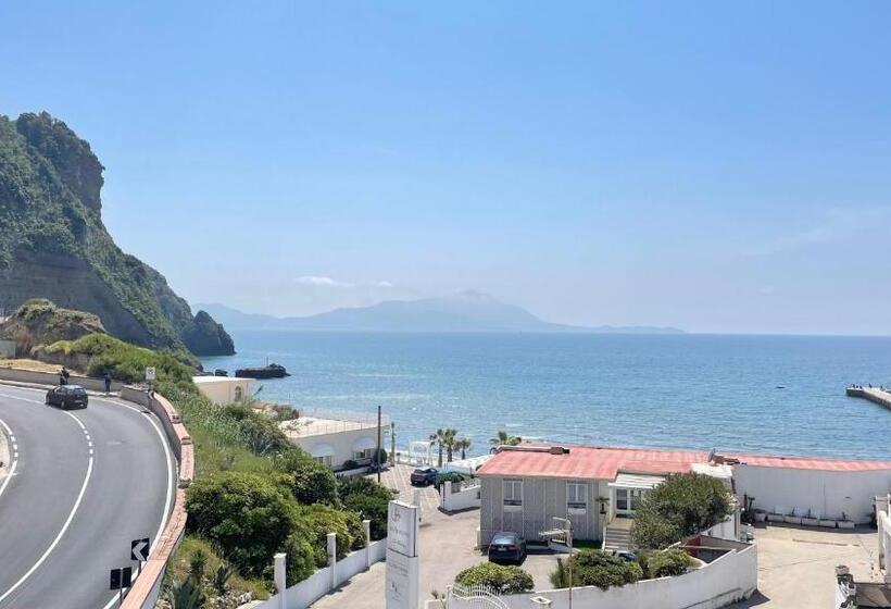 سوییت جونیور با چشم‌انداز دریا, Naro Suites And Rooms
