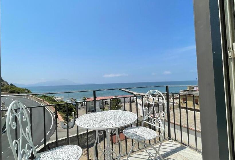 سوییت جونیور با چشم‌انداز دریا, Naro Suites And Rooms