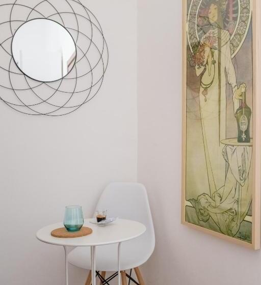 اتاق لوکس با چشم‌انداز دریا, Naro Suites And Rooms