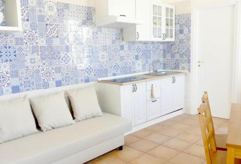 سوییت جونیور با چشم‌انداز دریا, Naro Suites And Rooms