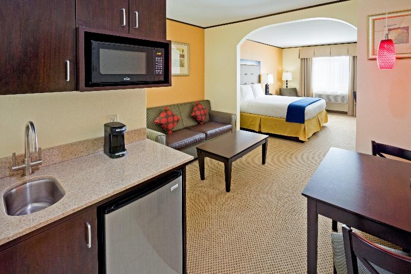 带大床的行政房间, Holiday Inn Express Absecon Atlantic City Area, An Ihg