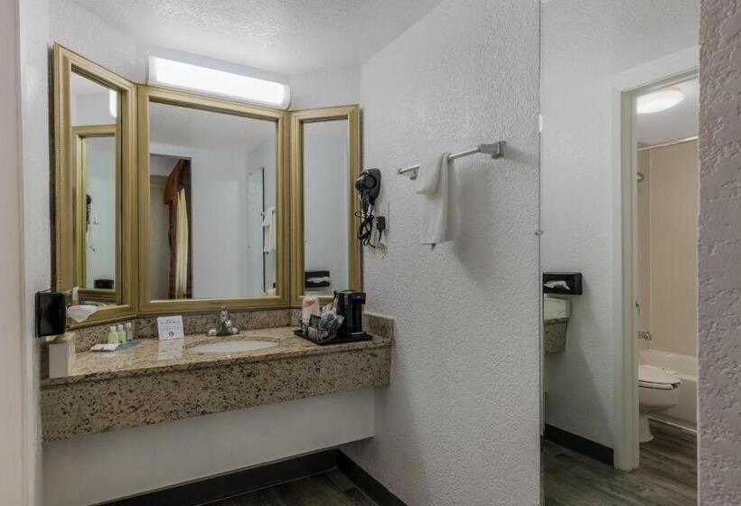 اتاق استاندارد با تخت بزرگ برای معلولان, Quality Inn & Suites Airport