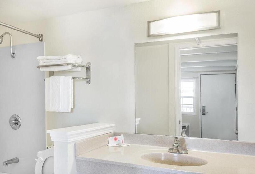 디럭스 스위트 킹 침대, Travelodge By Wyndham Fairfield/napa Valley