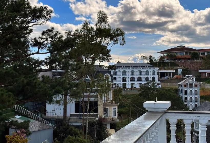 اتاق استاندارد با بالکن, La Pense E Hotel   Dalat