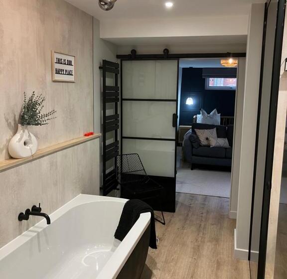 سوییت با چشم‌انداز باغ, Abbey Court Guest House