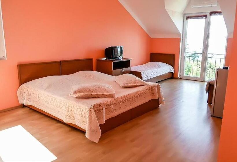 اتاق استاندارد چهار تخته, Irakli Guest House