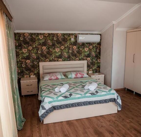 Standard Triple Room with Terrace, Irakli Guest House