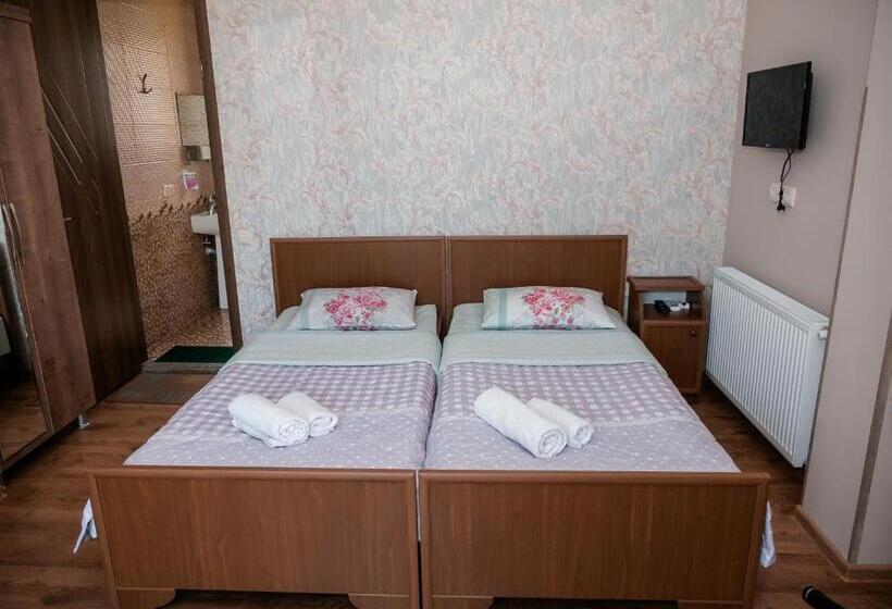 اتاق استاندارد سه نفره, Irakli Guest House
