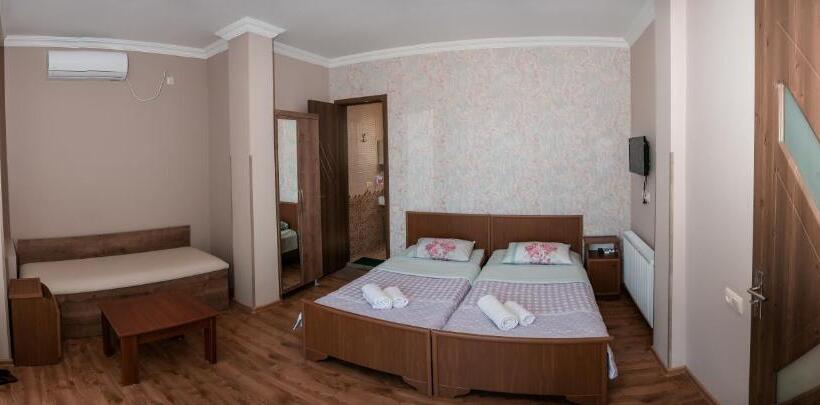 اتاق استاندارد سه نفره, Irakli Guest House