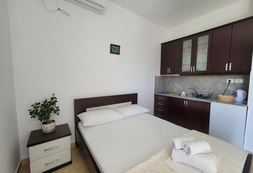 اتاق استاندارد چهارنفره با بالکن, Guesthouse Redilka