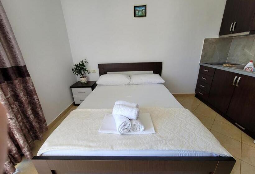 اتاق استاندارد چهارنفره با بالکن, Guesthouse Redilka