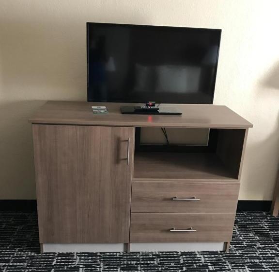 キングサイズベッドのスタンダードルーム, Quality Inn Near Pimlico Racetrack