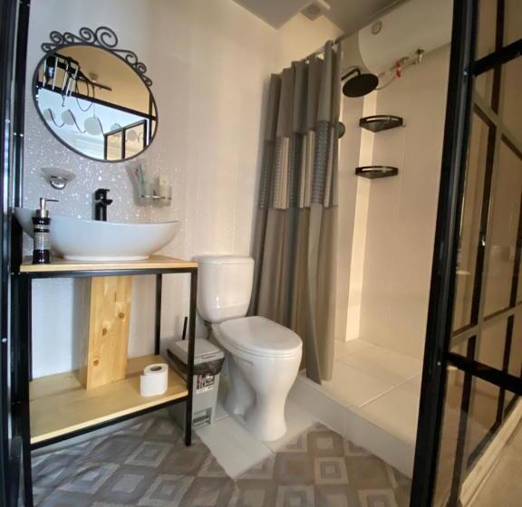اتاق لوکس با تخت بزرگ, Cube House Osh