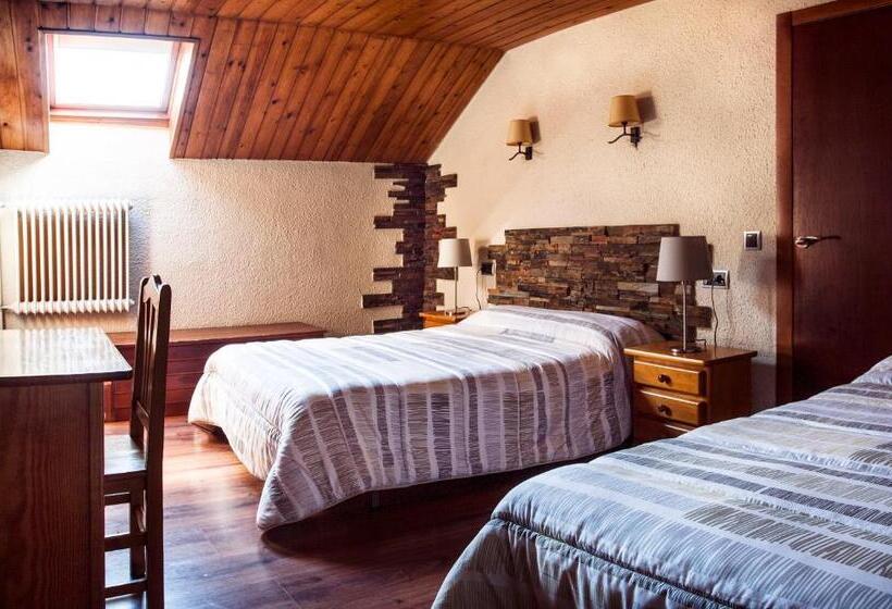 Номер Стандарт Трехместный, Hostal La Plaça