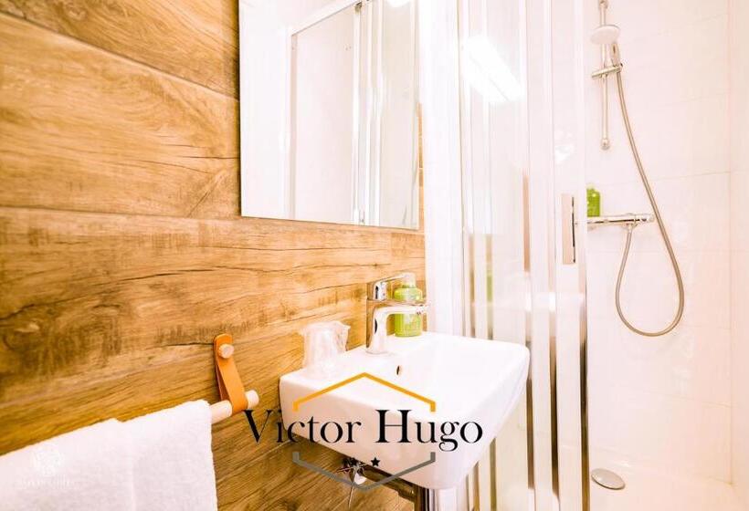 اتاق استاندارد یک نفره, Victor Hugo Lorient