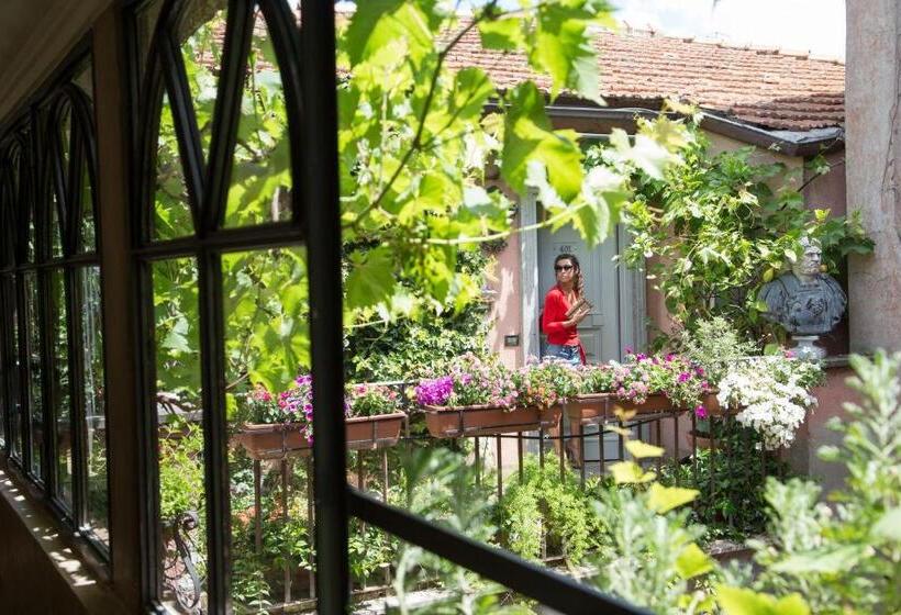 سوییت با چشم‌انداز باغ, The Inn At The Roman Forum