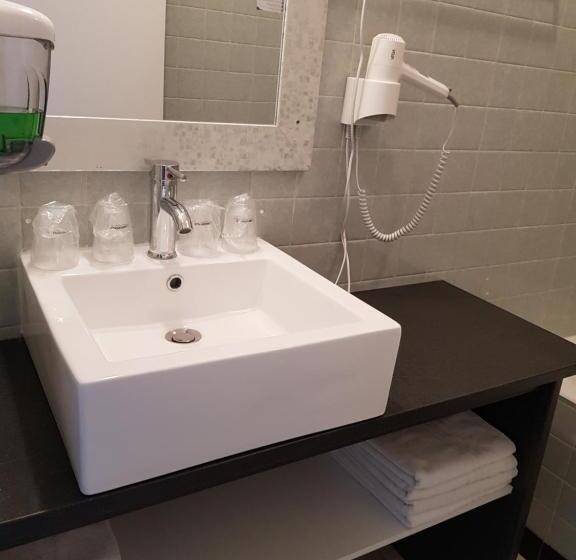 اتاق استاندارد چهار تخته, The Originals City, Hôtel Armen Le Triton, Roscoff