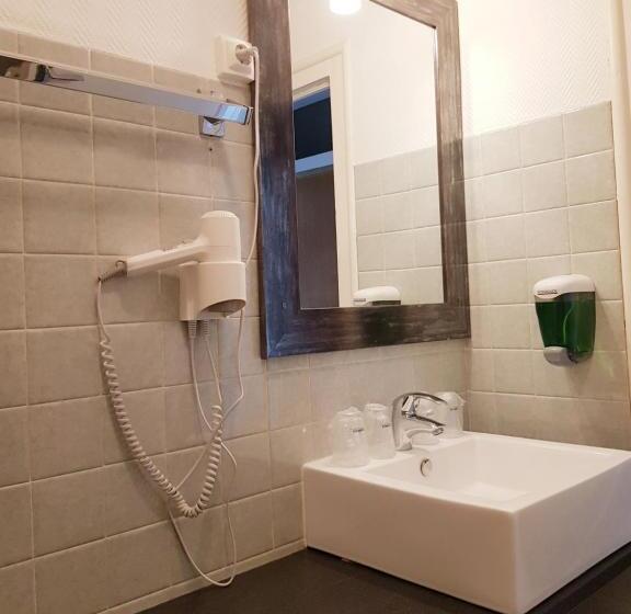 اتاق استاندارد چهار تخته, The Originals City, Hôtel Armen Le Triton, Roscoff