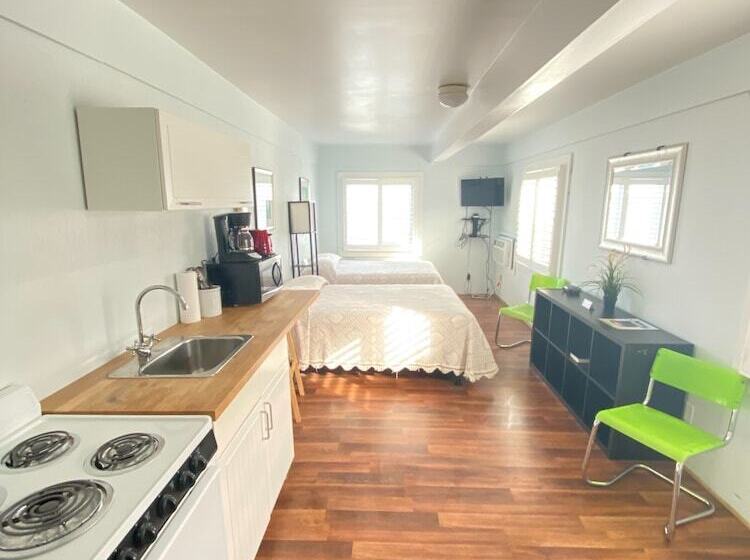 Номер Стандарт 2 Двуспальные Кровати, Vineyard Harbor Motel   Private Beach