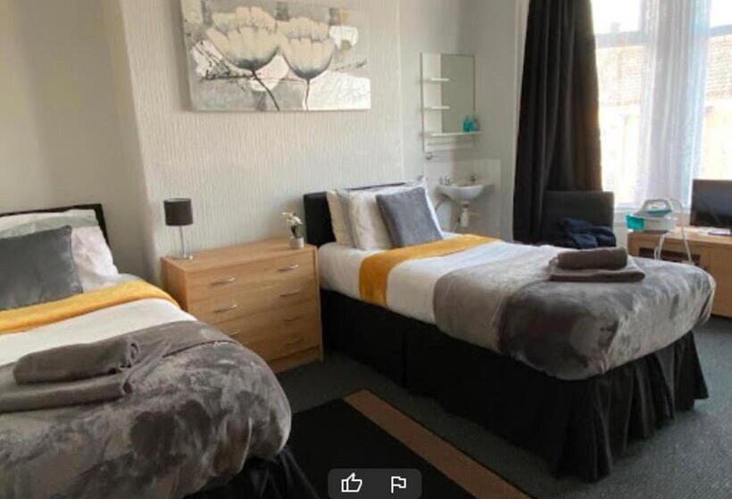 Семейный Номер Совместный Санузел, Tudor Lodge  Redcar Beach