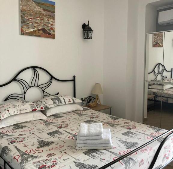 اتاق لوکس با چشم‌انداز دریا, Elstefanino House