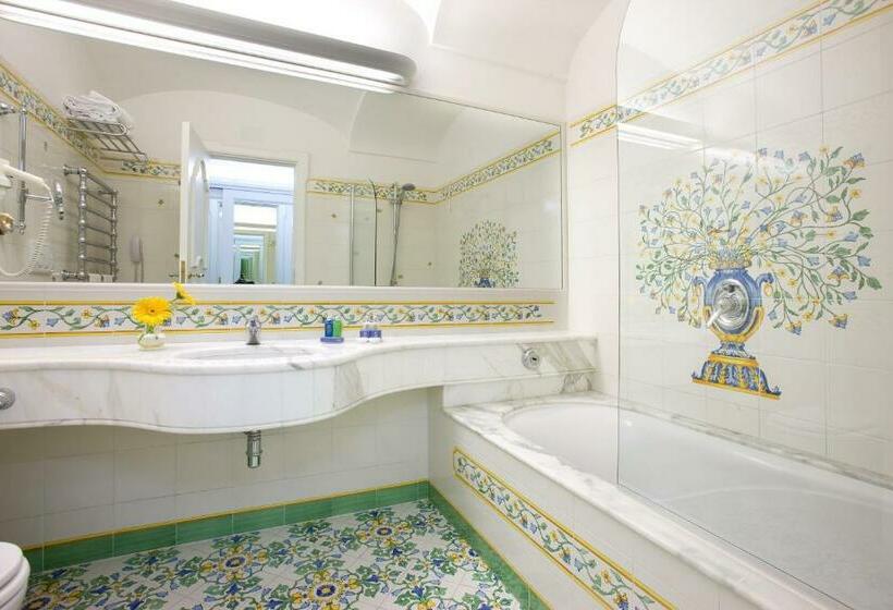 جناح جونيور, Grand Hotel La Favorita