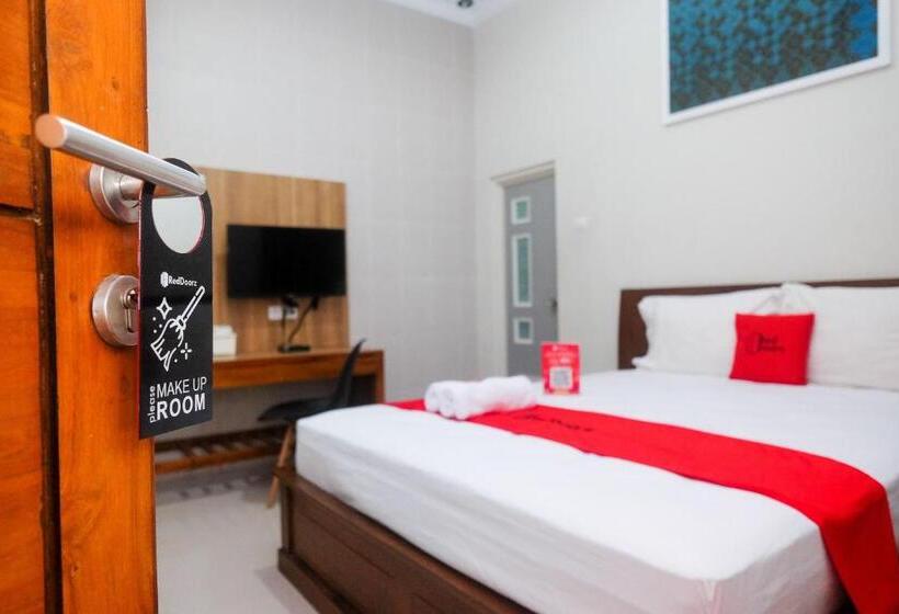 Номер Deluxe, Reddoorz Syariah Near Pascasarjana Ugm 3