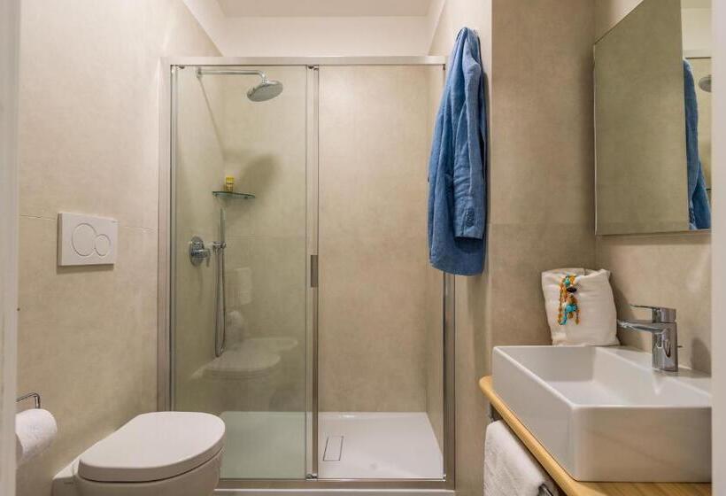استودیوی استاندارد با چشم‌انداز دریا, Smeraldo Residence