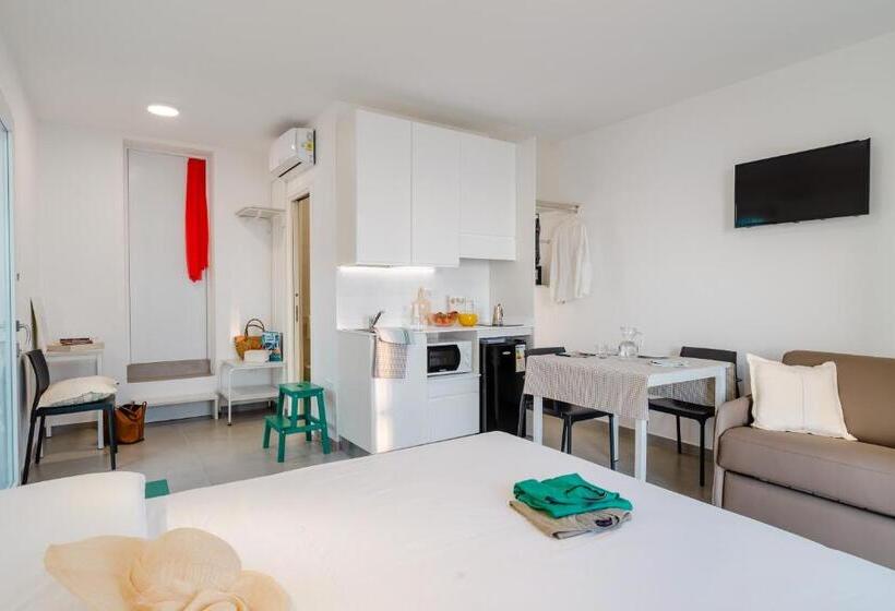 استودیوی استاندارد با چشم‌انداز دریا, Smeraldo Residence