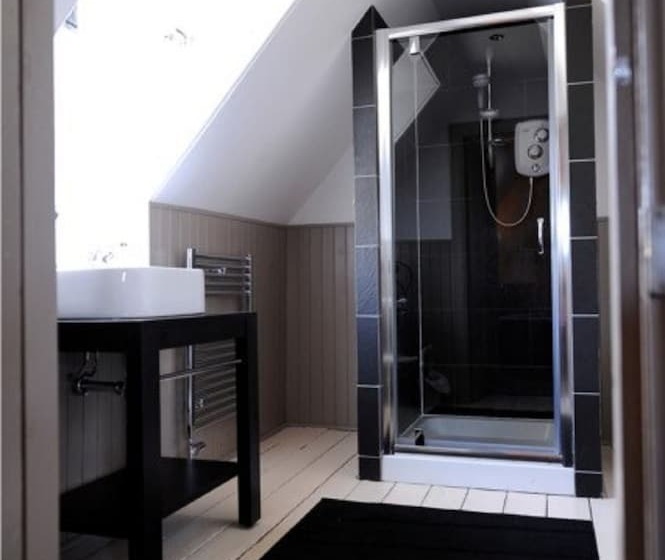 Номер Стандарт, Yann's At Glenearn House