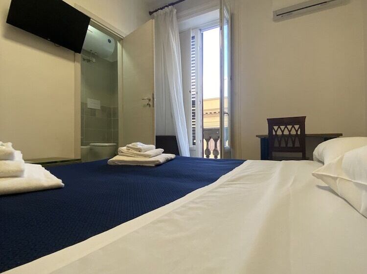 标准三人间, 38 Aira Hotels