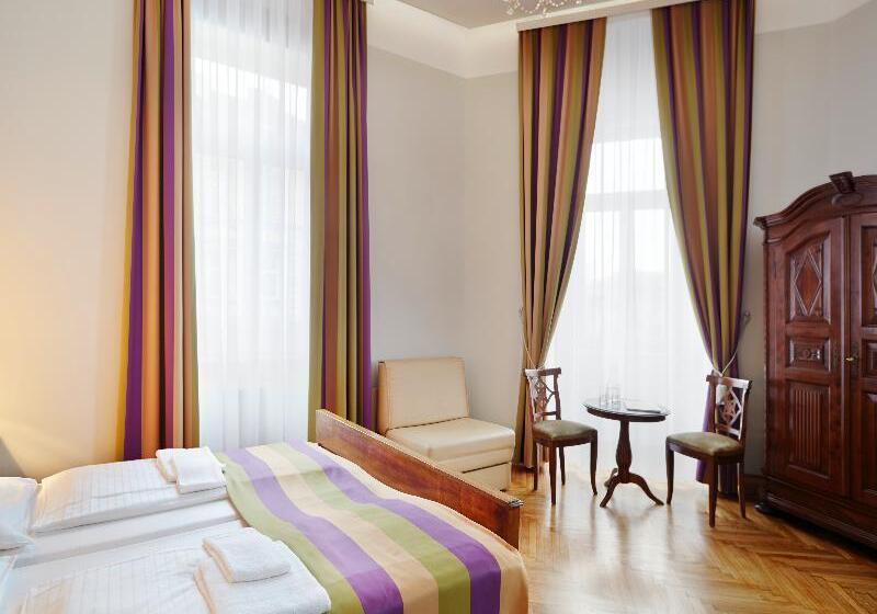 四人标准间, 38 Aira Hotels
